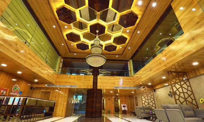 Dwarka Hotel | Hotel The Grand Ladhukara