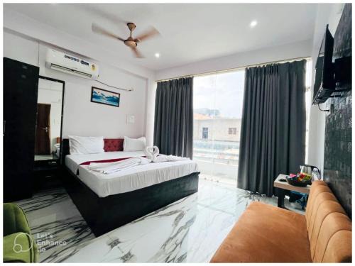 Lanka Hotel | HOTEL VINAYAK # GRAND Near kashi vishwanath Temple - Fully Air Conditioning Hotel - A Top Rated Four Star Hotel