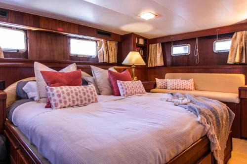 Premia de Mar Boat Rental | Hotel Yacht Our Alissa