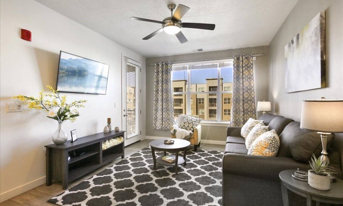 Draper Apartment | HotTub/Gym/KingBed/FiberInternet/PetFriendly