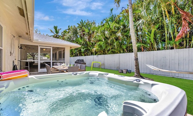 Palm Beach Gardens House | Hottub! Mini Golf! Water Access! Pets! 5min beach!
