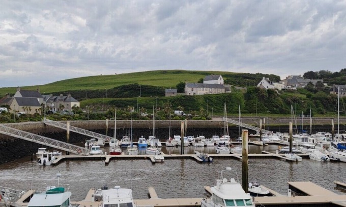 Flamanville House | House 1.7km from the port of Dielette