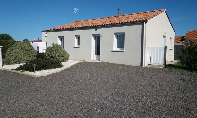Angles House | HOUSE 2 bedrooms + 1 bed living room close to shops 7 km beaches