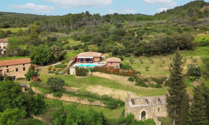 Beaufort House | House 2 cottages in the heart of nature in a village. superb view swimming pool