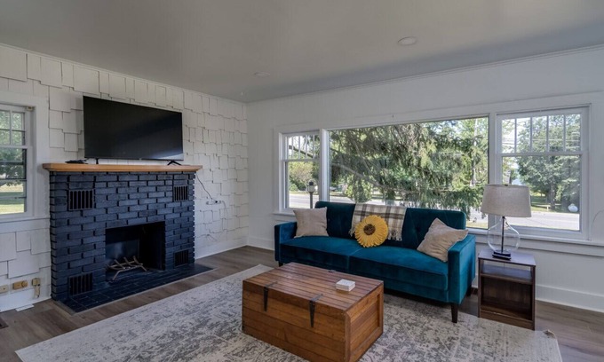 Clayton House | House at K's Motel with majestic views of St. Lawrence River