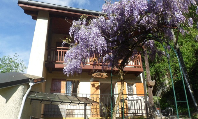 Chamoux-sur-Gelon House | House at the foot of the mountain