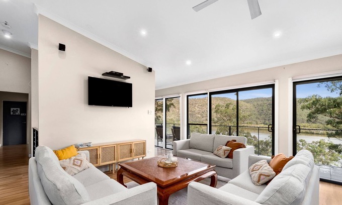 Gunderman House | House by the stream. Hawkesbury river hideaway- Privacy and views.