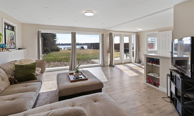 Chestermere House | House