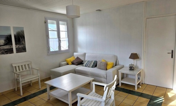 Brem Sur Mer House | House, close to beaches and shops, with enclosed garden. Pets welcome.
