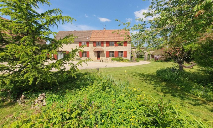 Eguilly House | House-entière-Exclusive-Private Bathroom-Woodland view