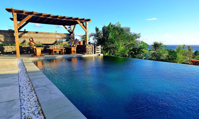 Le Portail House | House facing the ocean, idyllic setting.