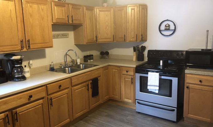Adrian House | House for the Whole Family! Sleeps 7!