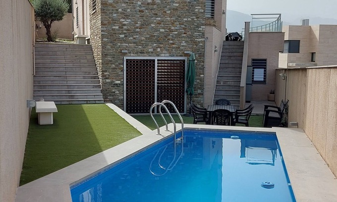 Genil Ski Chalet | House in Granada with views and bus and commercial services.
