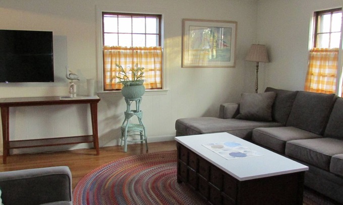 Teaticket House | House in Marivista neighborhood, Teaticket. Walk to kayaking on Great Pond.