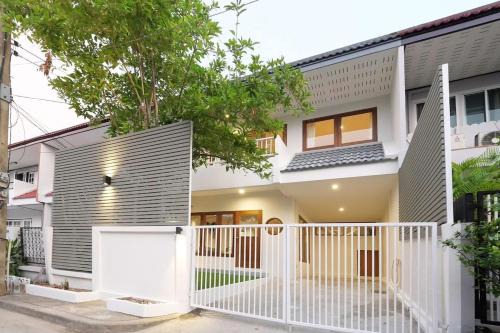 Khlong Tan Nuea Apartment | House in Pridi - Stylish 3BR Pet-Friendly