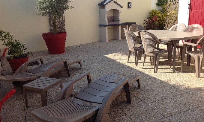 Quartier du Stade House | House in secure private residence with swimming pool and bicycles
