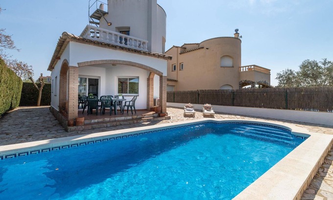 Sant Pere Pescador Ski Chalet | House La Barca - air conditioning, wi-fi, barbecue, garage, private pool, 200 m from the beach