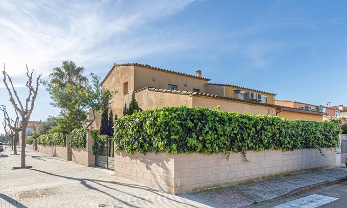 Sant Pere Pescador Ski Chalet | House La Poma- 6 people, quiet area, large outdoor space. Garage