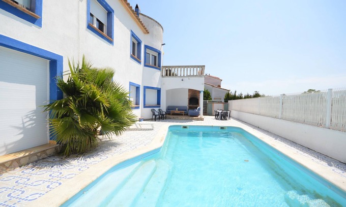 Sant Pere Pescador Ski Chalet | House Les Eiguades - private pool, garden, air conditioning, barbecue, wifi, parking.