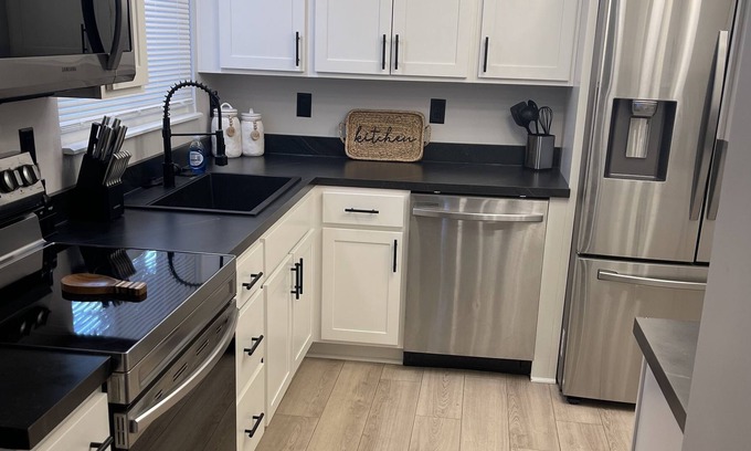 Whitehall House | House less than 10 miles Airport, Downtown, Shopping & Entertainment