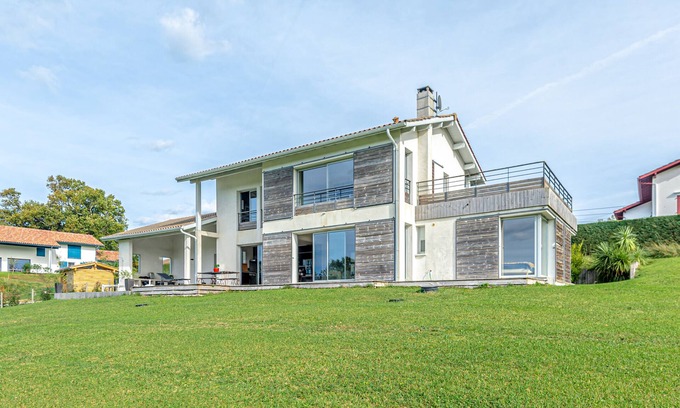 Arcangues House | House near Biarritz. Arcangues golf course 2.5km away.