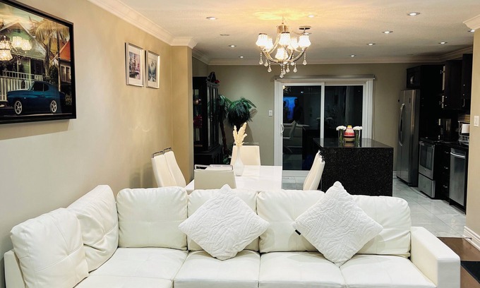 Oakridge House | House Near Downtown with Patio