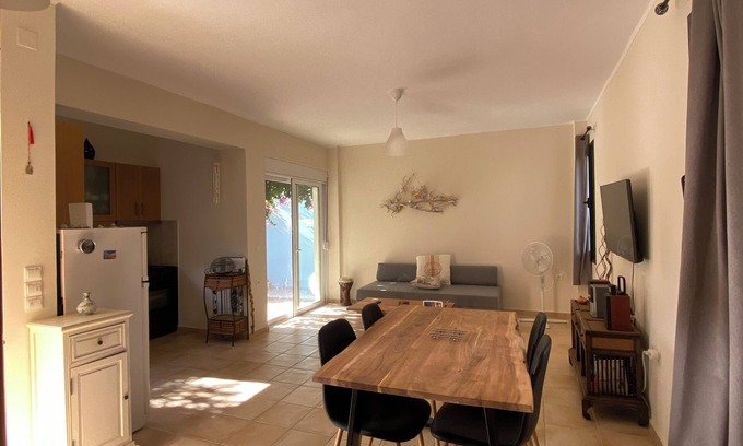 Kournas House | House next to the lake, close to the sea: STO FANOU