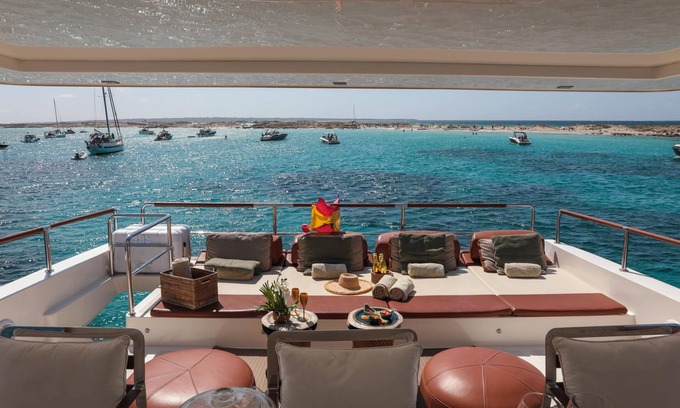 La Savina Boat Rental | House of Hütter - Goldfinger Floating Home