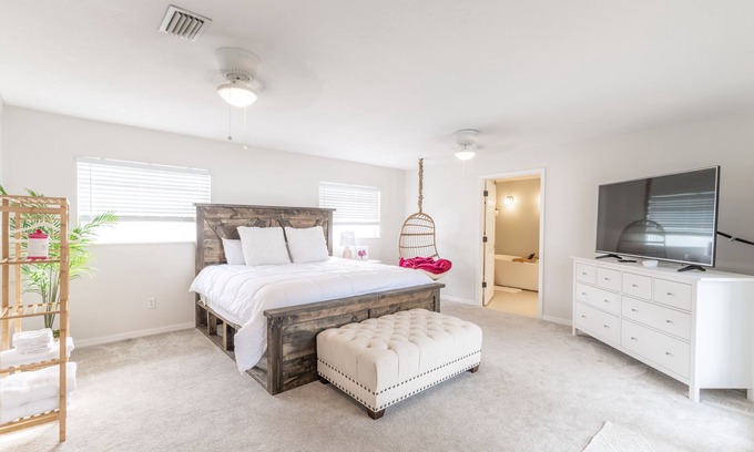 Interchange Square House | House of Mint Flamingo - Private Heated Pool