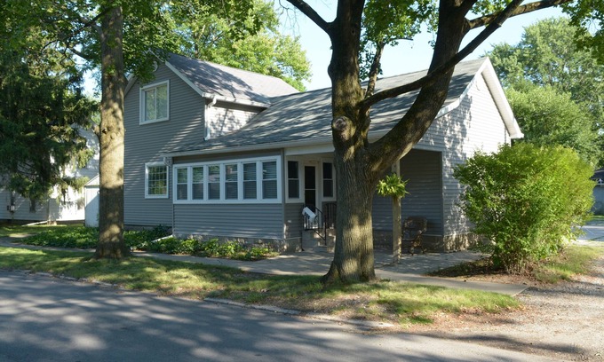 Valparaiso House | House of TarTar with year long hot tub next to adorable downtown Valparaiso
