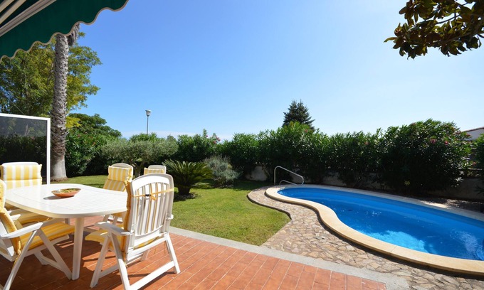 Bon Relax Ski Chalet | House Olot 68 - A/C, WiFi, garden, private pool, quiet area.
