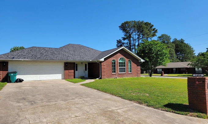 Carthage Cottage | House on Crescent Street near downtown Carthage
