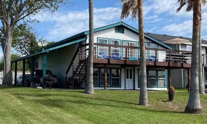 Elmaton House | House on intercoastal with lighted fishing pier