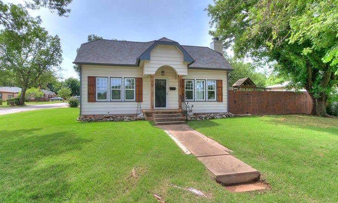 Edmond House | House on The Hill in the Heart of Edmond