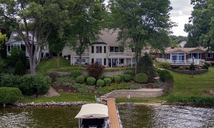 Lake Villa House | House on the lake