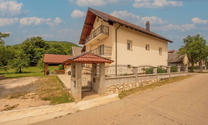 Otocac House | House Rose (111131-K1) - Otocac