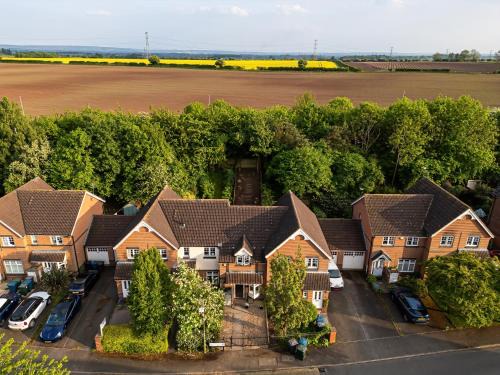 Bingham House | House Sleeps6-Garden-PetsOk-Parking-Long stay disc