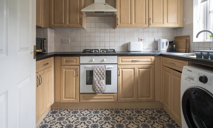 Maidstone House | House-Sleeps7-Parking-Garden-SportsChannels