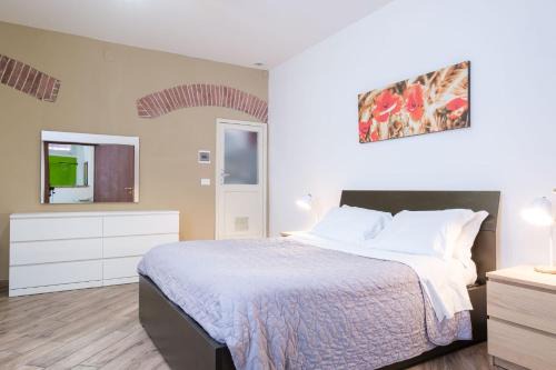 L'antico Ghetto Ebraico Apartment | House Under the Tower by Studio Vita