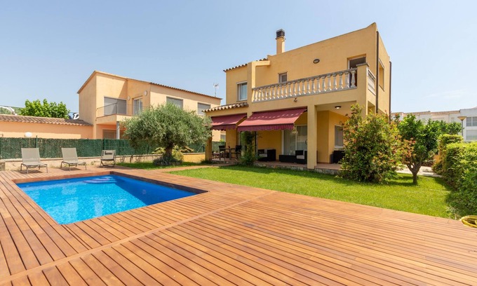 Sant Pere Pescador Ski Chalet | House Violant - Garden, pool, barbecue, corner office, wi-fi, garage
