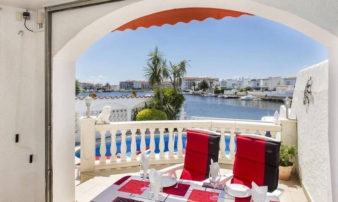 Empuriabrava House | House with 3 bedrooms and pool overlooking the lake