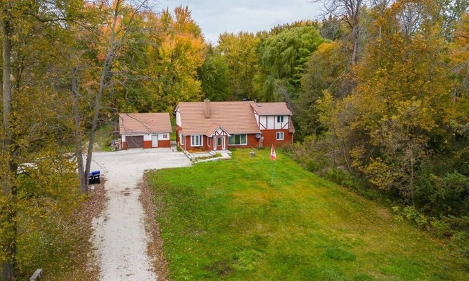 Beeton House | House with 4.5 bedrooms,10 Acres of forest creek and trails, lots of parking