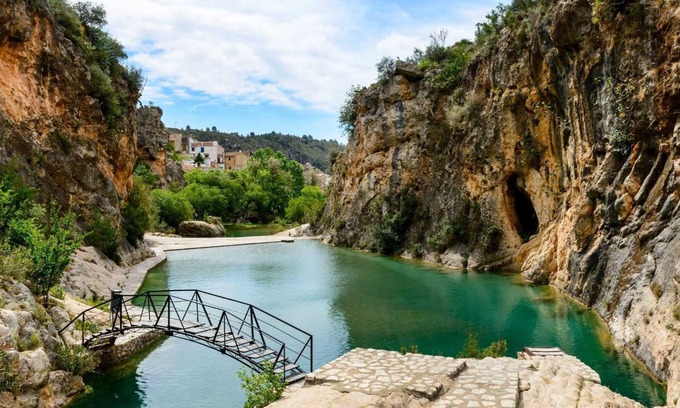 Bolbaite House | House with a unique setting next to the river.