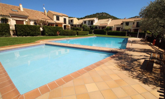 Torroella de Montgri House | House with air-conditioning, private garden and shared swimming pool
