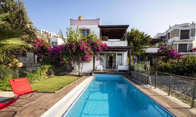 Koyunbaba Apartment | House with Amazing Sea View and Pool in Gumusluk