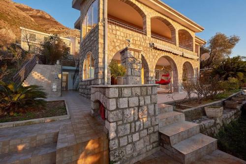 Rezevici Villa | House with Garden &Sauna, 15-Min Walk to the Beach