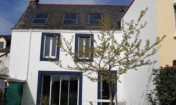 Billiers House | House with garden in a coastal village