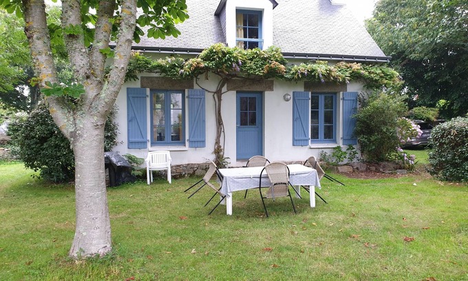Plouharnel House | House with garden in the old town of Plouharnel.