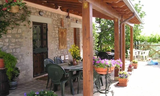 Montelaguardia Apartment | House with garden on green hills