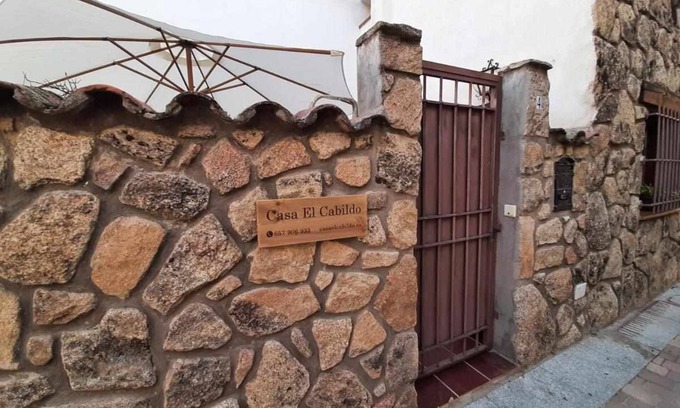 Piedralaves House | House with patio and fireplace in Piedralaves